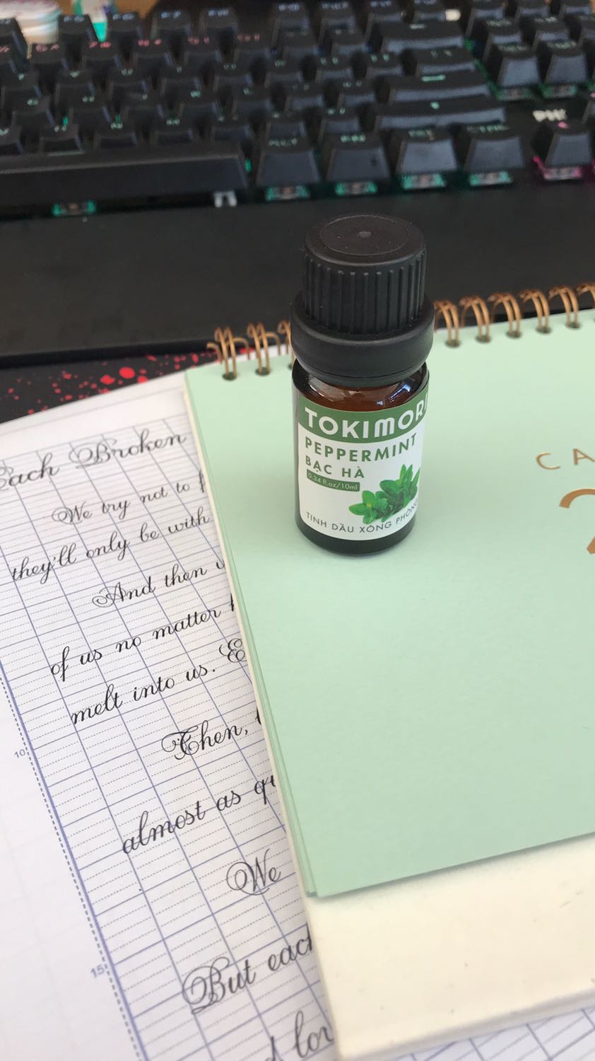 Mùi hương rất ngọt. Ngọt nhẹ chứ không gắt mũi nhé. Mình hay mở nắp để trên bàn làm việc. Một chút xíu là hương thơm toả ra, rất dễ chịu. Giao hàng hơn chậm chút, chắc do dịch