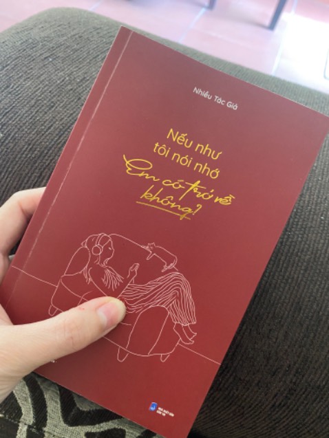 Hay sách giao nhanh như cơn gió hôm qua đặt hôm nay giao rồi , mà sách bé thôi thấy trong ảnh to vậy chứ gần bằng gan tay mình thôi nè .. mà thơ hay nhe đọc mà yêu cuộc đời này hơn hẳn
