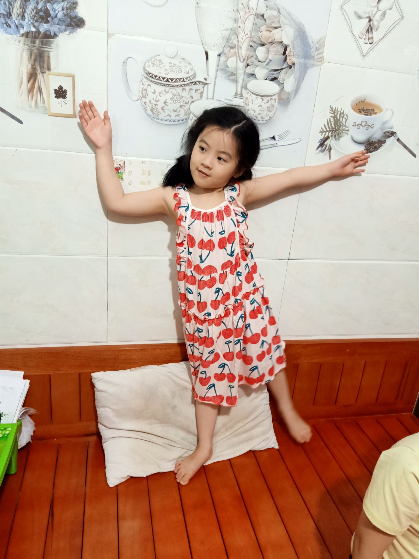 Vải mát, mềm, dễ thấm hút mồ hôi. Màu sắc tươi, đáng yêu. Các bạn muốn bémawcj rộng rãi thì nên mua nới thêm 1 size