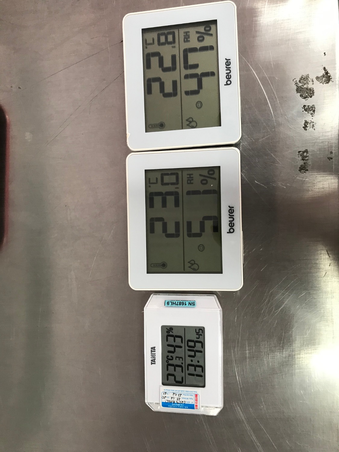 Rất buồn vì sản phẩm mới 100% được quảng bá là thương hiệu Đức nhưng chất lượng không tương xứng. Tôi đặt mua 2 thiết bị Beurer HM 16 nhưng khi gắn pin vào sử dụng thì cả 2 thiết bị đều không chính xác so với thiết bị đã được hiệu chuẩn. Tôi đã liên hệ bộ phận bảo hành để xin hướng dẫn cách hiệu chuẩn thì nhân viên kỹ thuật trả lời: Không có chức năng để hiệu chuẩn. Hình đính kèm là thiết bị đã được Quatest 3 hiệu chuẩn và các chỉ số do 2 thiết bị hiển thị trong một môi trường đồng nhất và tương đương sau 3 giờ đặt cùng với nhau để so sánh. Tôi đã liên hệ trung tâm bảo hành qua đường dây nóng thì họ khẳng định thiết bị đã được hiệu chuẩn nhưng hoàn toàn không thể cung cấp thông tin chứng minh cho tuyên bố đó. Tôi phải gửi về trung tâm bảo hành ngay khi mới nhận để họ kiểm tra.