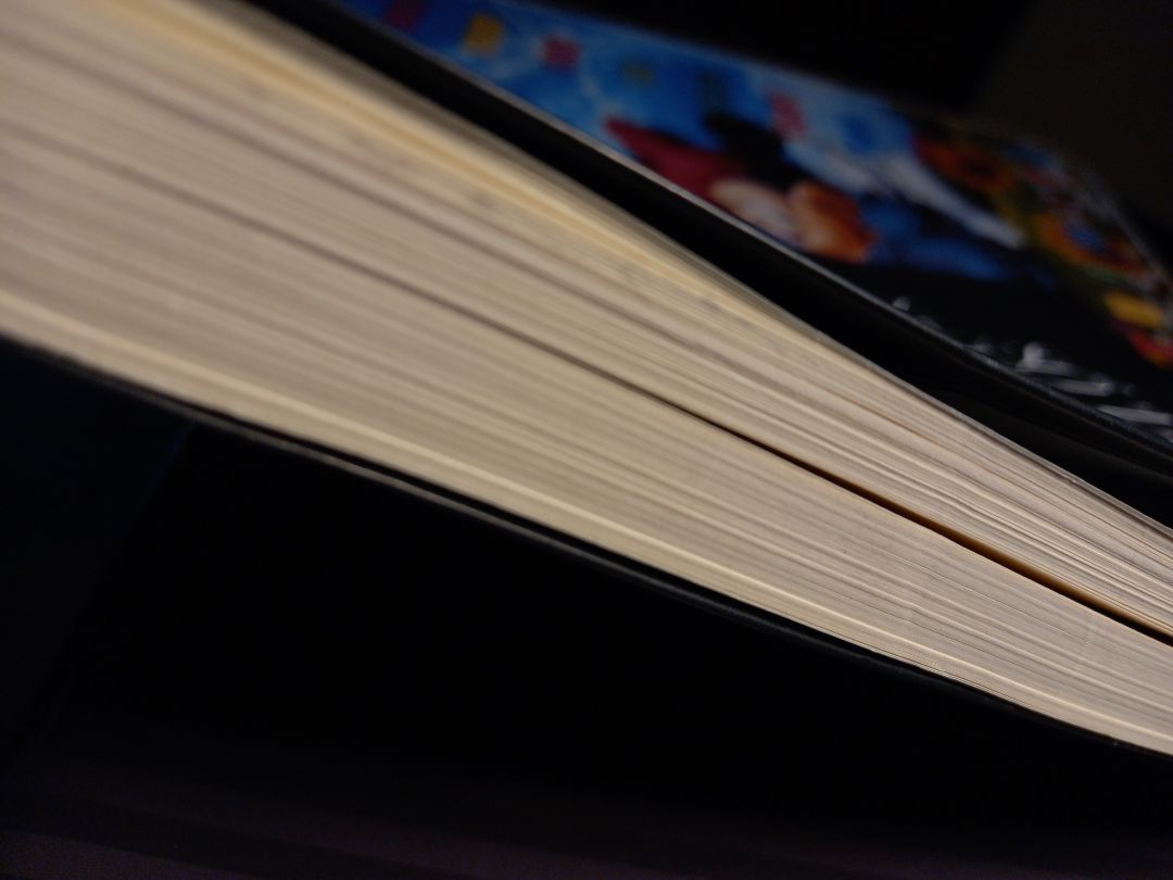 hàng về nhanh ngỡ ngàng luôn ạ.
- sách bị mốc hay lấm bẩn gì đó ở bên sách, hơi bụi chút, lau đi là hết.
- mình đọc được nửa quyển rồi, cách trình bày vẫn giống với "Thiên tài bên trái kẻ điên bên phải", không khác biệt lắm. Nội dung quyển này dễ hiểu hơn, có lẽ vì thế nên thấy không thú vị bằng quyển kia.