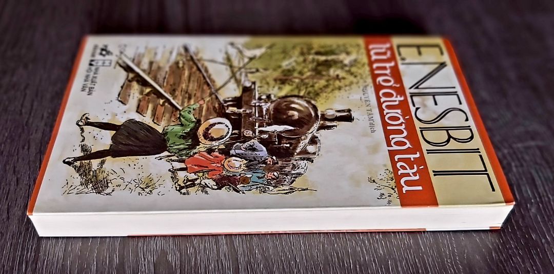 Nội dung sách hay. Những trò nghịch ngợm, những nỗi buồn những niềm vui của tuổi thơ được khắc họa trong cuốn sách. Bạn nhỏ lớp 5 nhà mình rất thích. Sách chắc in lâu nên hình thức hơi cũ. 
Dịch vị Tiki thân thiện. Giao hàng nhanh, sách được đóng hộp cẩn thận.