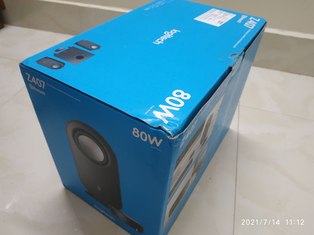 nên mua. ưng nhất là hãng gửi kèm luôn 2 viên pin để lắp vào remote control. 
đóng thùng chắc chắn, gọn gàng... Chất lượng âm thanh ấm áp. chỉ dành từ tuyệt cho sản phẩm này.
hi vọng shop nhắc nhở đơn vị vận chuyển để hàng k bị móp méo. may là bên trong vẫn ổn.