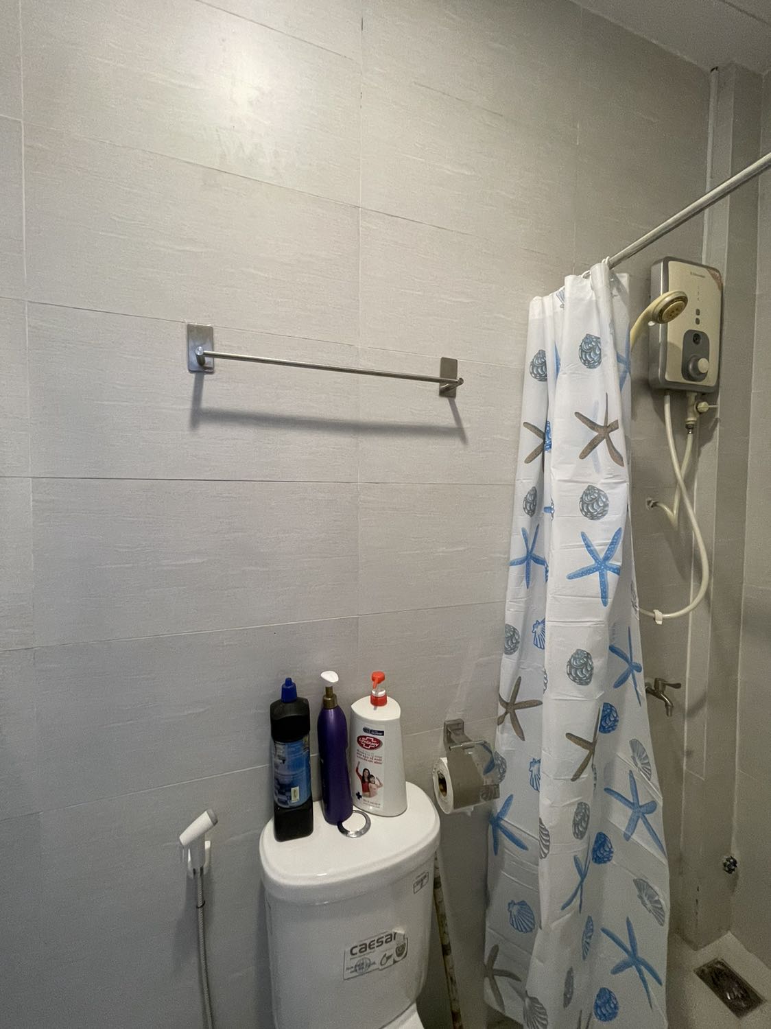 Inox nhìn sang, đẹp, dạng xước-mờ. Keo dán ban đầu bám rất chắc nên các bạn phải xác định vị trí thật chuẩn ko thì ko gỡ được. Mình gia cố thêm bằng keo silicon cho chắc, do sợ thời gian sẽ làm keo hết dính.