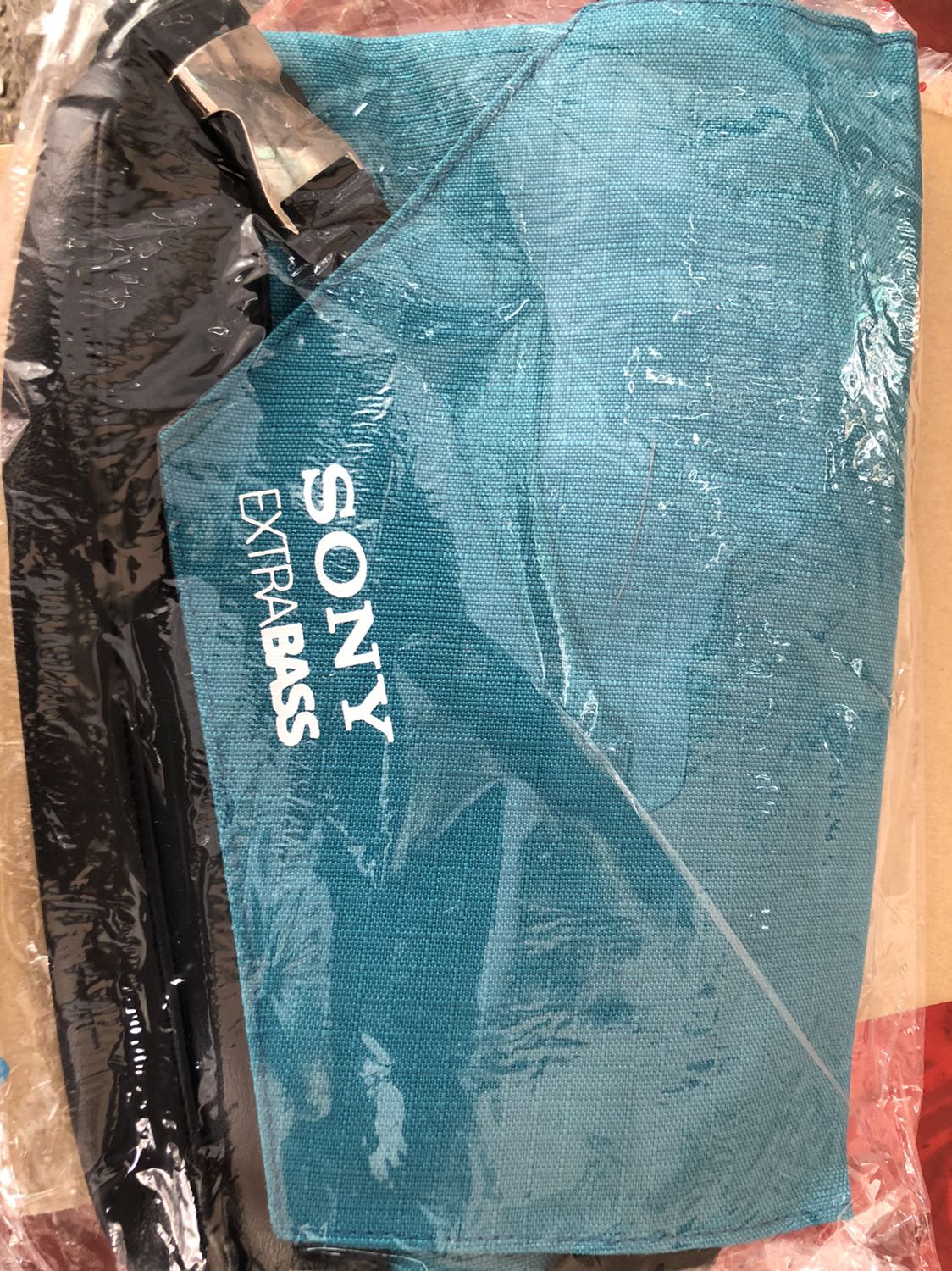 Hàng chính hãng, khả năng chống ồn chất lượng, mình mua về vừa nghe nhạc vừa tập trung làm việc rất hiệu quả. Mua 11.11 đc giảm giá còn 5tr4 nên rất là ưng luôn, còn đc tặng kèm tui đeo sony vải tốt nữa. 5sao k bàn cãi.