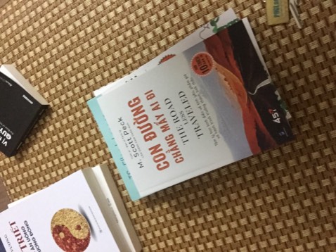 Tuy quyển này không được bọc giấy bóng nhưng mà vẫn mới tinh nguyên vẫn thơm phức mùi sách mới, mở ra cái là hít hà luôn nên thấy rất ưng, nét căng ôi sách mới thật đẹp biết bao nhiêu tôi hứa sẽ giữ gìn bạn sẽ đọc nghiền ngẫm bạn sẽ không cho ai mượn đâu, chưa đọc nên chưa review sách được nhưng nà đọc tóm tắt thấy oke nên mua hô hô