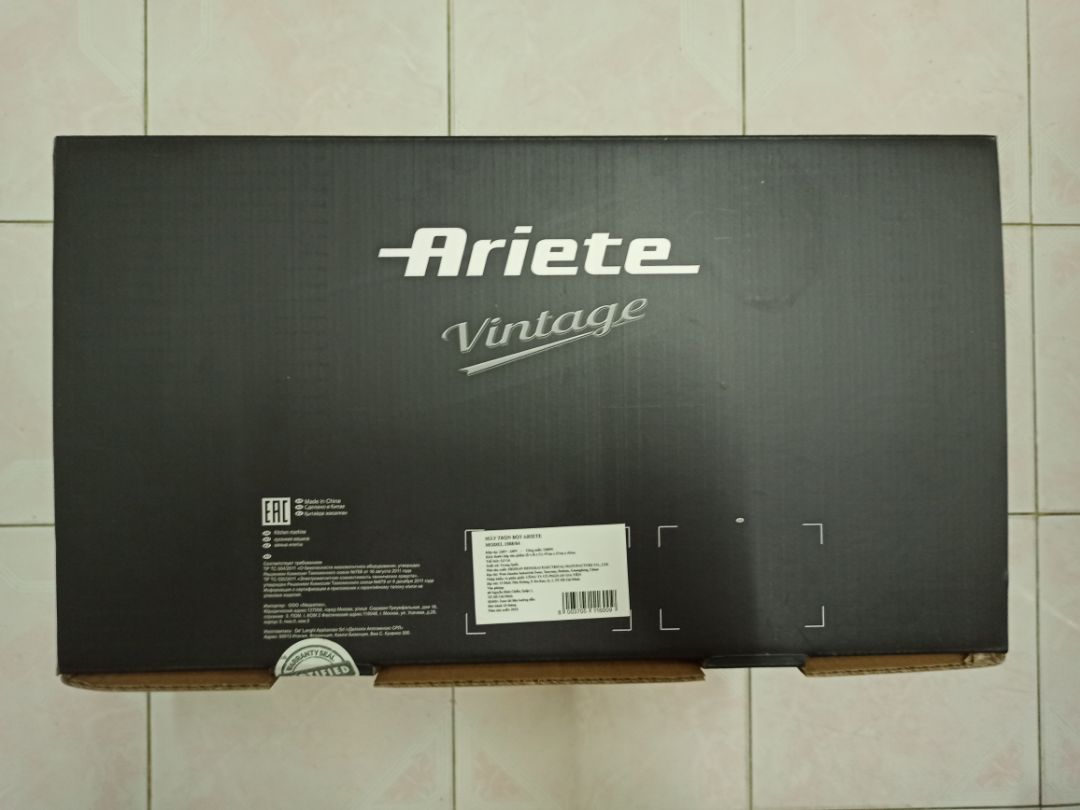 Giao hàng nhanh. Shop đóng gói kỹ. Hãng cũng đóng 2 thùng carton. Mẫu mã phong cách châu Âu. Thương hiệu này thuộc tập đoàn Delonghi, nổi tiếng của Italy ở châu Âu. Ai đã dùng qua sp của Delonghi như máy pha cà phê thì sẽ biết đến thương hiệu này. Mua tặng bà xã nên cũng chưa thử đc nhiều. Trước mắt, cảm nhận máy có kết cấu nhựa liền lạc, bóng, đẹp.  Mô tơ không quá ồn khi chạy hết số. Máy khá vững chắc khi chạy số lớn, không bị rung lắc mạnh, do phần chân đế đc thiết kế thêm cao su hít chân không.