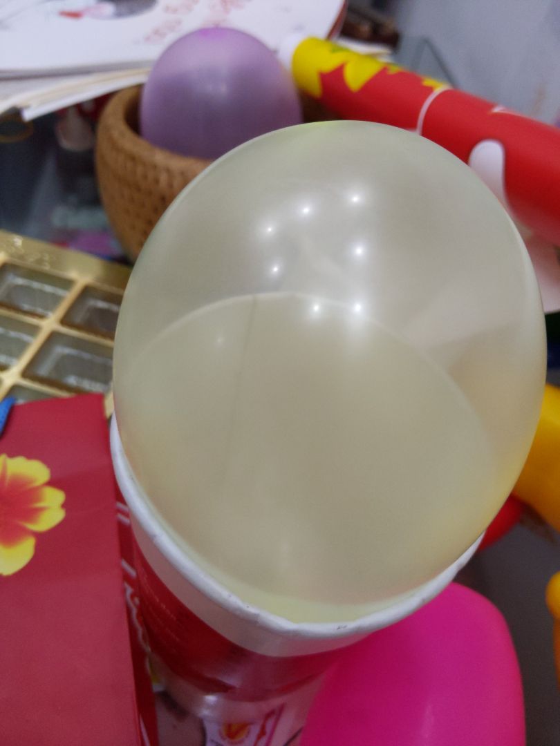 hàng giao kèm quà tặng là 5 chiếc bong bóng nhỏ dễ thương. dù ko nhiều nhưng bé vui khi có quà shop tặng.