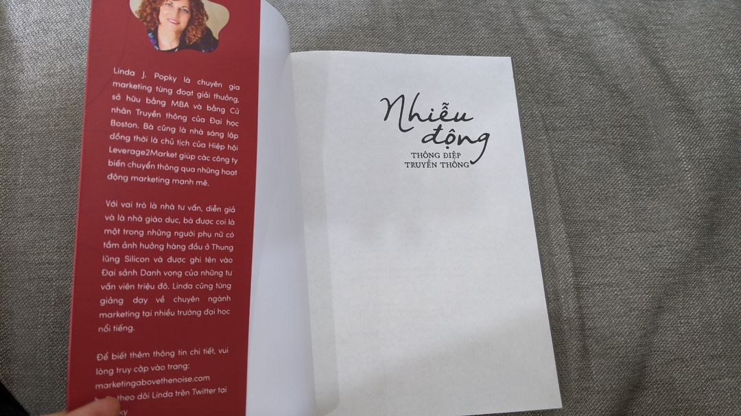 Sách nội dung khá là hay, thích cái từ "nhiễu động" ghê, sách có màng co bọc bên ngoài tránh xước sách. Hàng bọc gói cẩn thận. Giao hàng nhanh, shipper có tâm kiên nhẫn đợi khách vì khách bận con mọn.