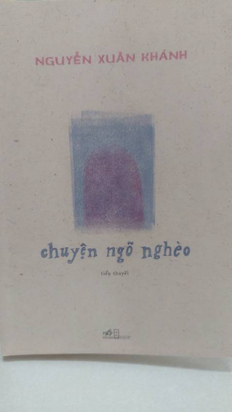 Chắc nhiều người đứng tuổi nhớ đến giai thoại về giáo sư Văn như Cương khi bị lập về việc nuôi lợn, ông cứ bắt người ta phải ghi lại câu chữ rằng : “Các anh không được viết, tôi nuôi lợn ảnh hưởng tới môi trường mà phải viết lợn nuôi tôi làm ảnh hưởng tới môi trường thì tôi mới ký ” . 
Vượt qua mọi sĩ diện,  nuôi lợn hay làm bất cứ việc gì để đảm bảo cuộc sống là hình ảnh phổ biến ở mọi gia đình ở Hà Nội những năm cuối thập niên 70 cho đến hết thập niên 80. Nó không xa lạ với nhiều người,  nó gợi nhắc về những khó khăn của một thời, về nghị lực sống, ý chí vươn lên trong cái cách mà người Hà Nội vượt qua khó khăn. Nhưng tác phẩm của Nguyễn Xuân Khánh không chỉ có vậy,  mượn hình ảnh con lợn một loài vật nuôi có thể nói phàm ăn tục uống như thể đại diện cho những ham muốn vật chất, kinh tế tầm thường của con người. Khi những ham muốn dục vọng trở nên cực đoan đến cuồng điên trở thành một loại virus lây lan " trư cuồng" thì cũng là lúc chúng ta mất dần đi những phẩm giá mang tính căn cốt đó là giá trị của tri thức, sự liêm sỉ, tình yêu thương đồng loại, niềm tin nơi con người. 
Bằng lối kể truyện tự sự tác phẩm mang biết bao trăn trở suy tư của tác giả về cuộc sống bên cạnh những khó khăn về vật chất kinh tế trong giai đoạn khó khăn chung của đất nước là những cay đắng, chua xót, tủi hổ về tinh thần của những người tri thức vốn lo lắng cho vận mệnh của dân tộc .....
Câu chuyện cũ nhưng không mất đi tính thời sự, đó là bài học cảnh tỉnh cho mỗi cá nhân, cho đất nước trong bất cứ giai đoạn nào, xã hội nào.