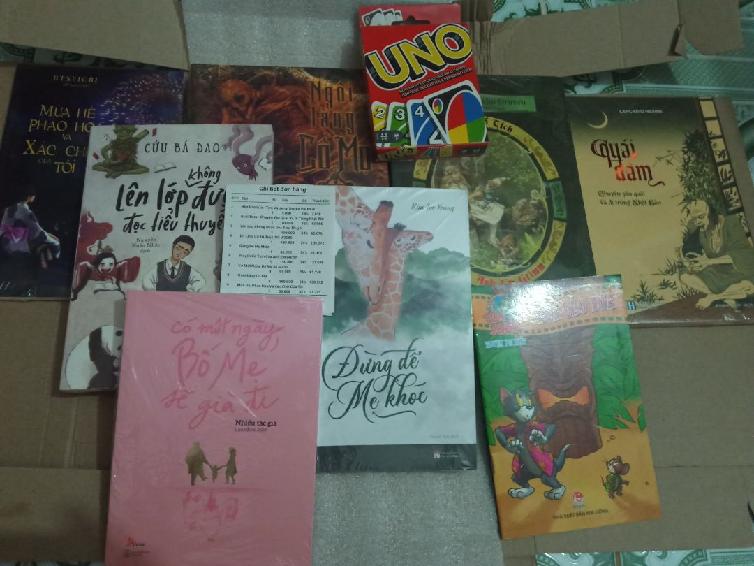 Giao hàng nhanh, đầy đủ, đóng gói kĩ. Tuy có dính vết dơ ở góc dưới, nhưng k ảnh hưởng đến chữ với trang sách, sẽ ủng hộ tiếp ❤