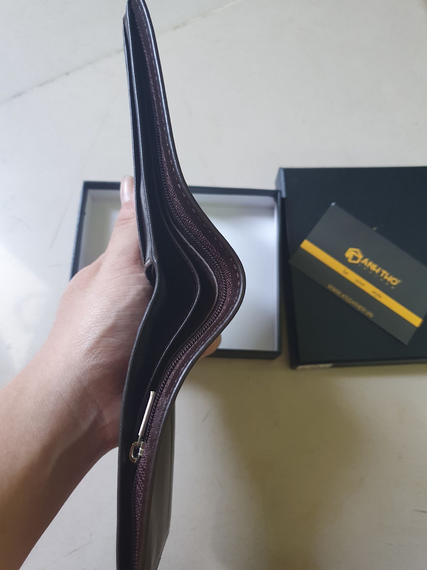 10 sao chất lượng, mẫu mã đẹp. Được cái ví nhiều ngăn thẻ, thích hợp những người như mình. Chất da ok