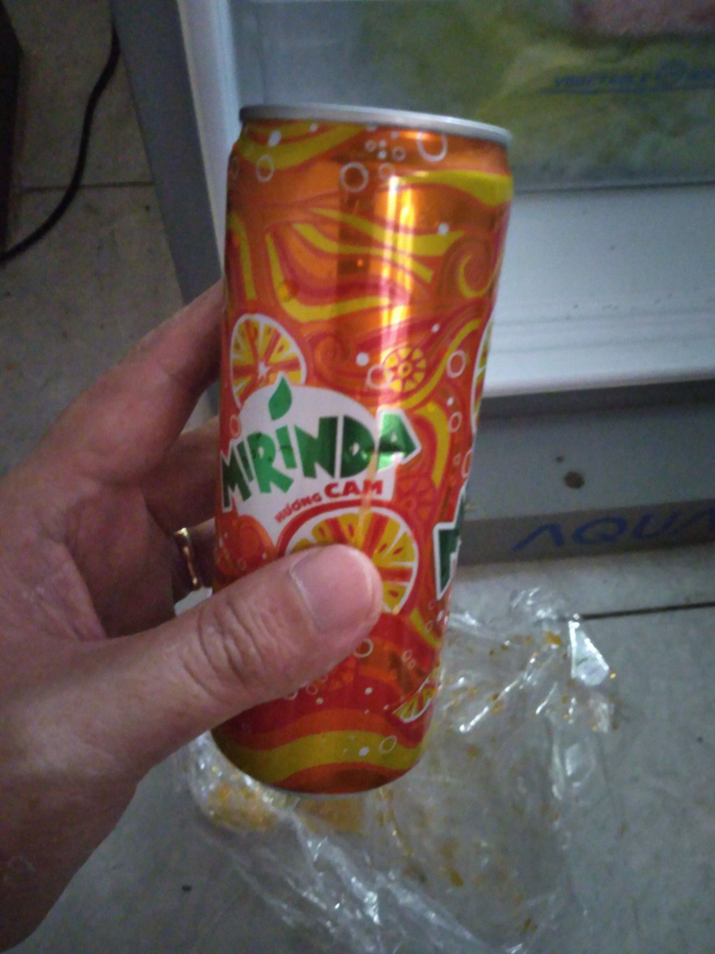 1 *** bị lủng chảy nước ra rồi. Nhà cung cấp có trừ bớt tiền 1 *** lại không?