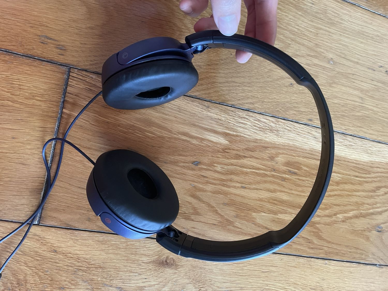 Giao hàng rất nhanh. Tai nghe chuẩn, có dây, phù hợp nhu cầu sử dụng cơ bản. Mình rất hài lòng về sản phẩm với mức giá dưới 650k như thế này.