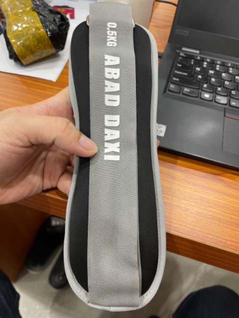 Hài lòng thắt vào khá ôm và chặt, nhưng phần dán k biết dùng lâu có kém k vì hơi mỏng, may mà mua 0,5kg chứ mua 1kg chắc k nhấc nổi chân