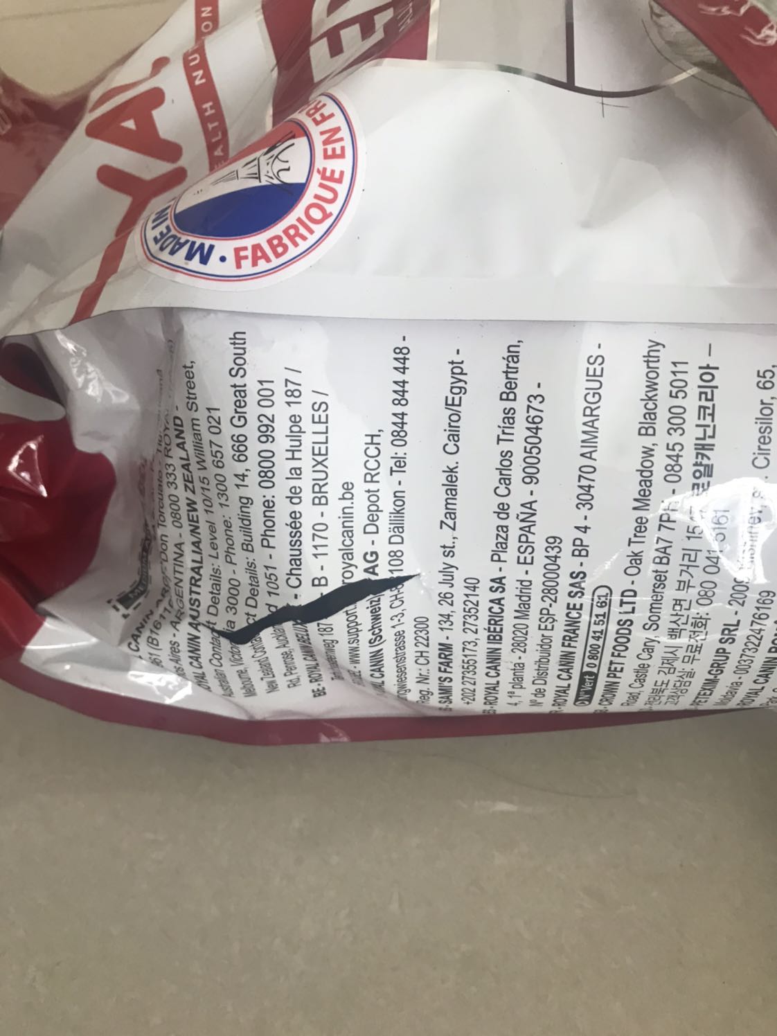 đặt 2 bịch mà bị rách cả 2, bên ngoài bao rất bẩn, có màu xanh xanh như kiểu bị mốc. thất vọng, giá cũng ko rẻ so với *** hay ***. Tiki nên xem lại nhà cung cấp này.