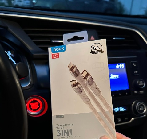 Cáp cầm chắc tay, dây dù xịn, mua cáp này đủ 3 cổng lightning, micro, type-C cực tiện lợi, nhà mình mỗi ngừoi mỗi dòng máy chân sạc khác nhau chỉ cần 1 dây này thôi dùng được cho cả nhà, đi du lịch cho cả nhà dùng cũng tiện lắm. Sạc nhanh được 1 lúc 3 thiết bị liền.Mình đặt đen shop giao nhầm trắng n shop liên hệ đổi lại cho mình luôn n mình thấy màu trắng cũng đẹp nên ko đổi lại nữa. Shop phục vụ tốt.