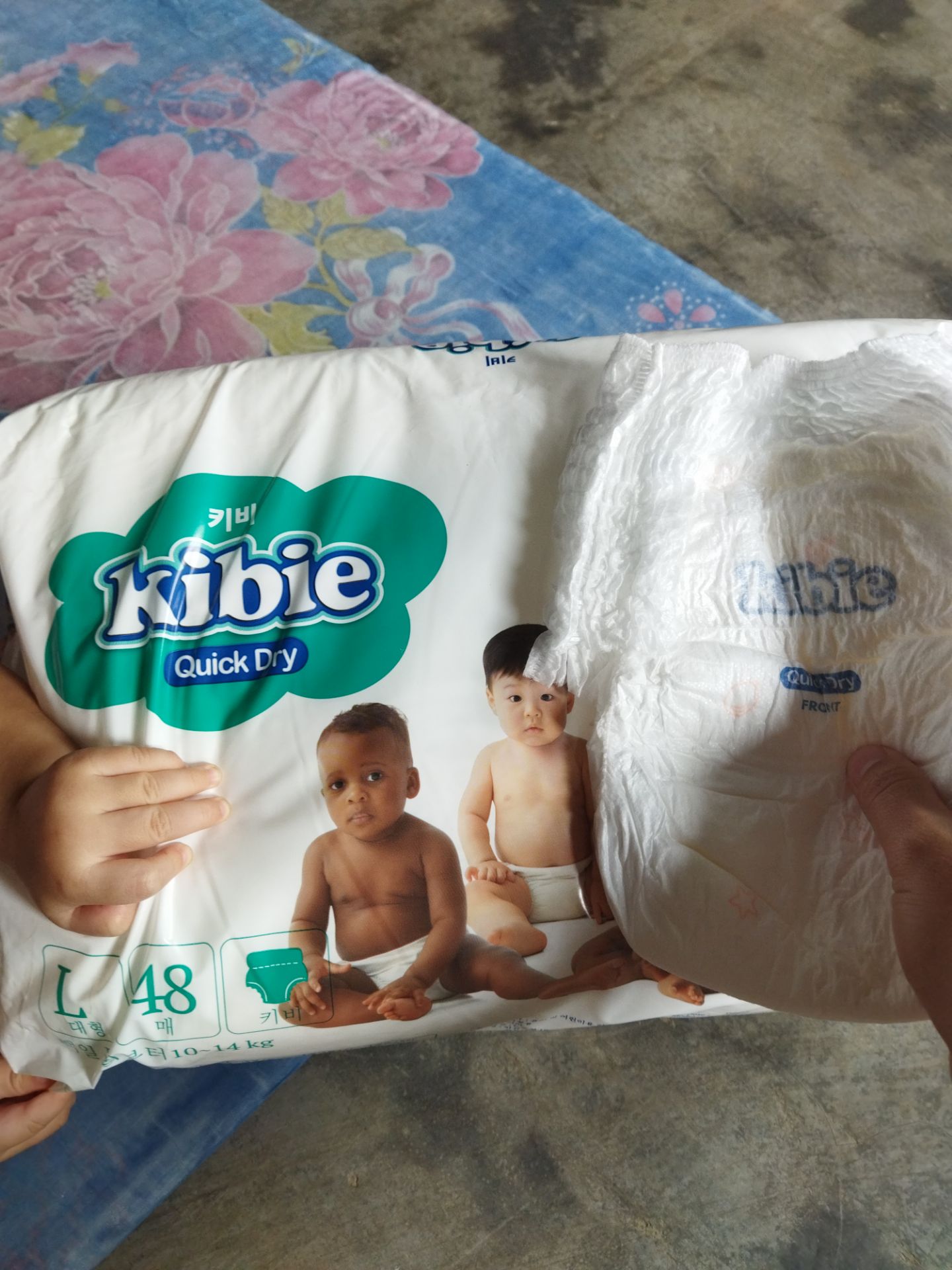 Bỉm form nhỏ, nên mua trừ hao 1-2 size nhé các mẹ.. lần đầu mua bỉm này, để dùng thử xem thấm hút thế nào, nếu tốt sẽ ủng hộ thêm.. shop giao hàng đầy đủ, đóng gói cẩn thân, giao hàng đúng hạn.. cảm ơn shop nè..❤