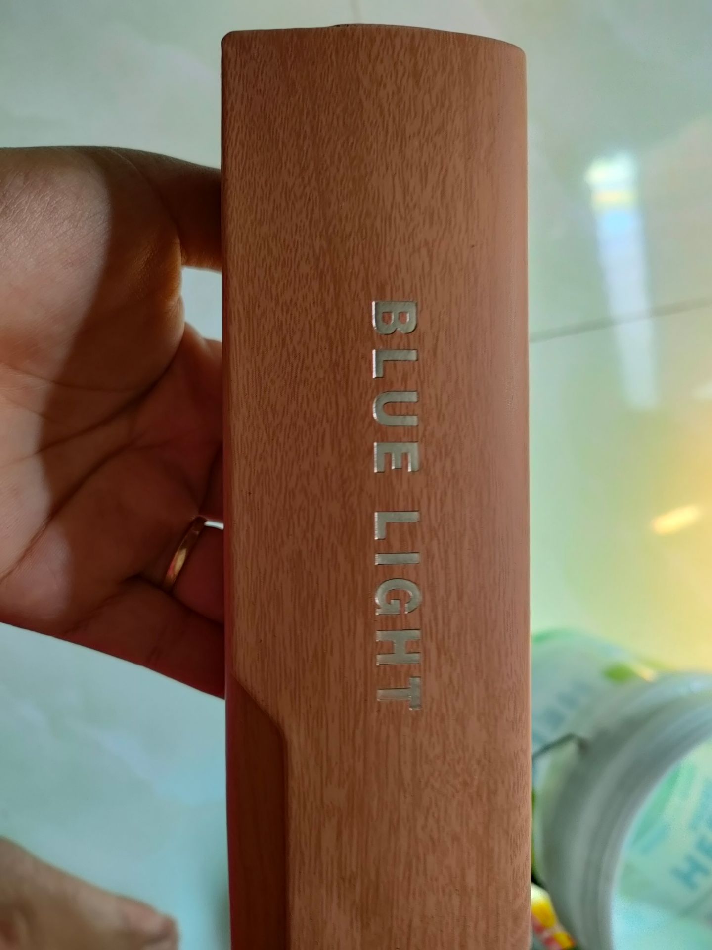 kính đẹp chắc chắn, dong gói cẩn thận. có tăng kèm một vài vật cần thiết. có thu cảm ơn. đây đủ phụ kiện. rất hài lòng luôn.