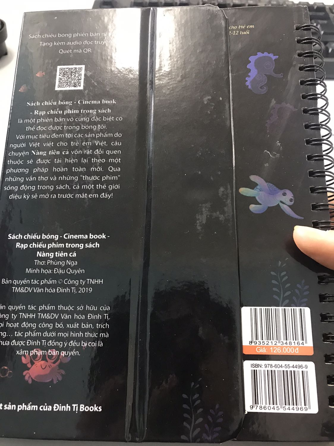 Sản phẩm sách chiếu bóng của Đinh Tị thì mình quá ưng r, chỉ luôn chờ sale để mua thôi =)) , sách có song ngữ anh việt, còn có cả mã QR  là file audio đọc truyện. Quá tuyệt vời. Mong Đinh Tị sẽ ra thêm nhiều đầu truyện hơn nữa cho mảng sách chiếu bóng này