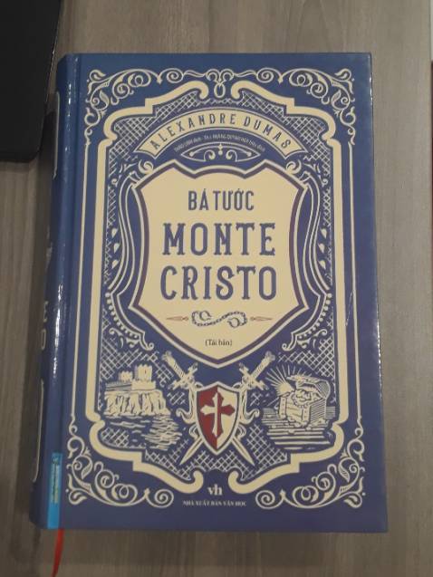 Vẫn còn vài chỗ sai chính tả, nhưng thật khó để chỉn chu 100% với quyển sách dài cả ngàn trang 😂. Mình khá là có duyên với văn học Pháp, quyển "tiểu thuyết" đầu tiên mình đọc và lôi kéo mình ham đọc sách là "Papillon người tù khổ sai", đọc xong như kiểu hòa mình vào nhân vật, hồi hộp, lo lắng, khao khát tự do. Sau bao lần bị số phận trêu đùa, cuối cùng cũng được tự do và hạnh phúc. Với tâm thế một lần nữa muốn được trải nghiệm lại cảm giác đó, mình tìm thấy Bá tước Monte Cristo. Tuy nó không mang lại cảm giác hồi hộp, lo lắng khi trốn ngục để tìm kiếm tự do nhưng nó mang theo một trải nghiệm theo kiểu mới. Bị vu oan, tù tội và phải mất đến "nửa đời người" để sứ giả báo thù trừng phạt những kẻ thủ ác. Một loạt hành động được lên kế hoạch chi tiết, tỉ mỉ mất đến tận 10 năm để đào sâu xuống bộ rễ cây cổ thụ để lật đổ chúng.