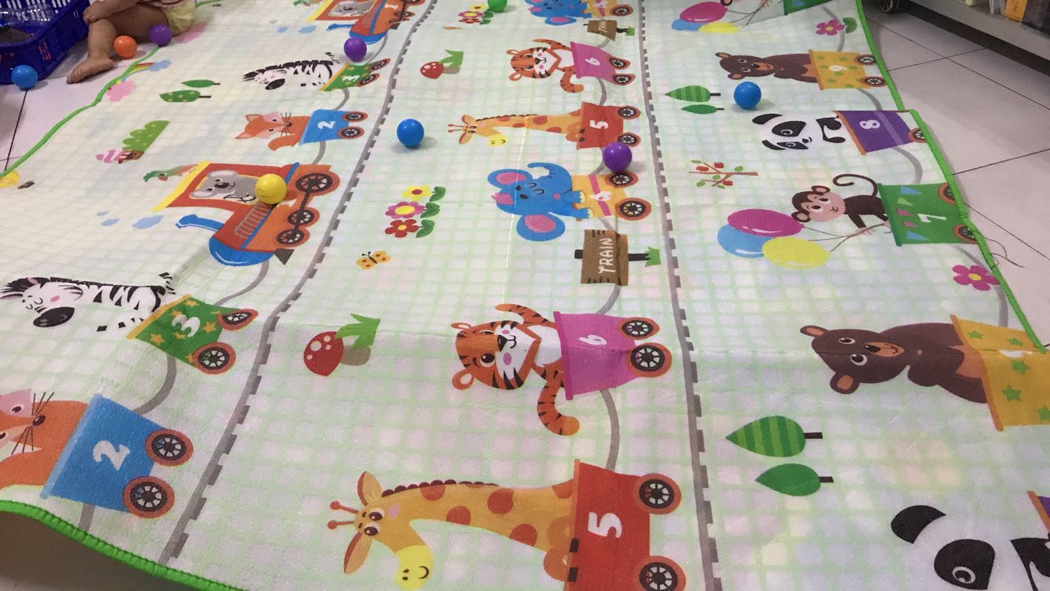 màu sắc đẹp giá hấp dẫn 67k mà dc chất liệu vậy là quá ổn. có hai mặt luôn nhé. nên mua. thảm này mùa đông trải ra cho bé lăn lê thi toẹt vời. mùa hè thi hơi bí nhé, xài phòng đieu hoa thi khong thanh van de màu sắc đẹp giá hấp dẫn 67k mà dc chất liệu vậy là quá ổn. có hai mặt luôn nhé. nên mua. thảm này mùa đông trải ra cho bé lăn lê thi toẹt vời. mùa hè thi hơi bí nhé, xài phòng đieu hoa thi khong thanh van de