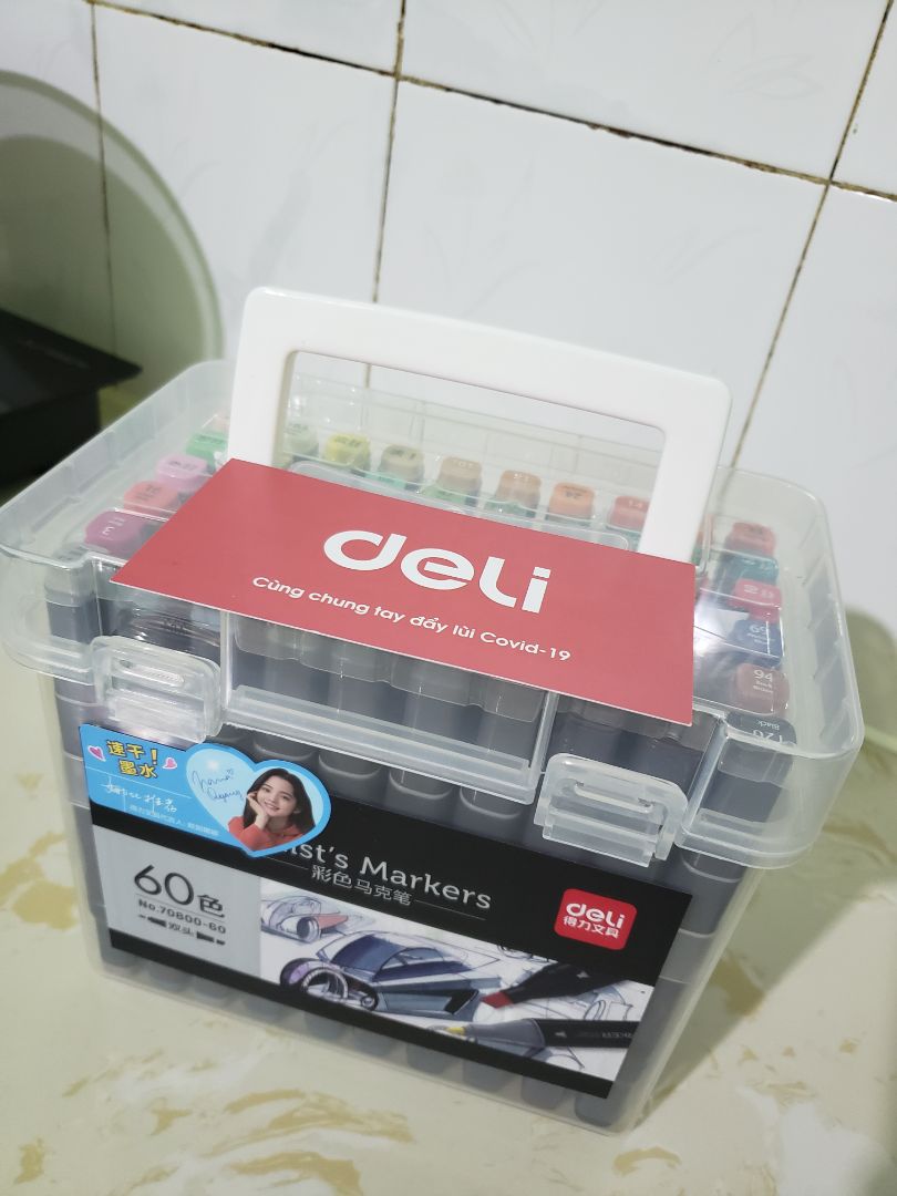 hộp màu được đống thùng tận 2 hộp carton, còn dc quấn wrap. cái đồ chuốt mình mua kèm cũng dc quấn nữa. Điểm 10 cho sự chu đáo.
Màu mình mới *** thấy đẹp ^^ mua về tô cho đỡ chán mùa dịch