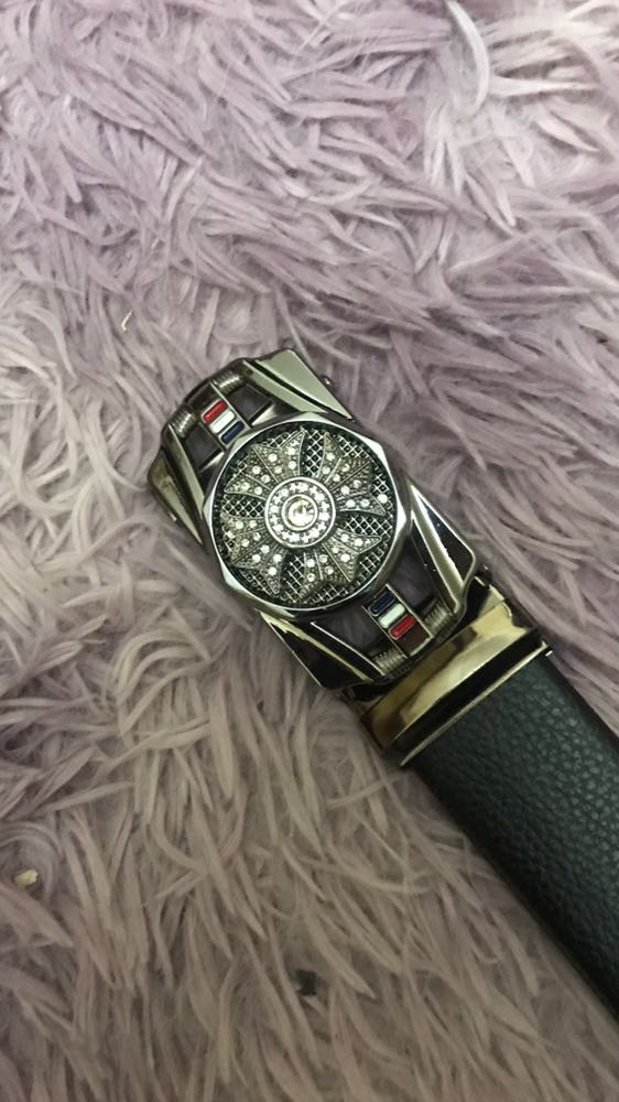 Thắt lưng đẹp quá. Mặt cỏ 4 lá may mắn đính đá, còn có thể xoay tròn được nữa. Nghịch khá là hay. Nói chung là đẹp, thời trang. Quá ok với một sản phẩm giá rẻ.