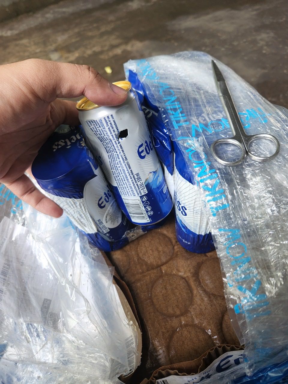 Thùng bia bị thủng 1 ***, vây ra cả thùng bốc mùi. Trước đó 1 đơn 6 chai vỡ 2, chuyển qua đặt bia *** cũng bị hỏng. Cần kiểm tra lại từ kho, đóng gói, và vận chuyển... để dịch vụ được tốt hơn.