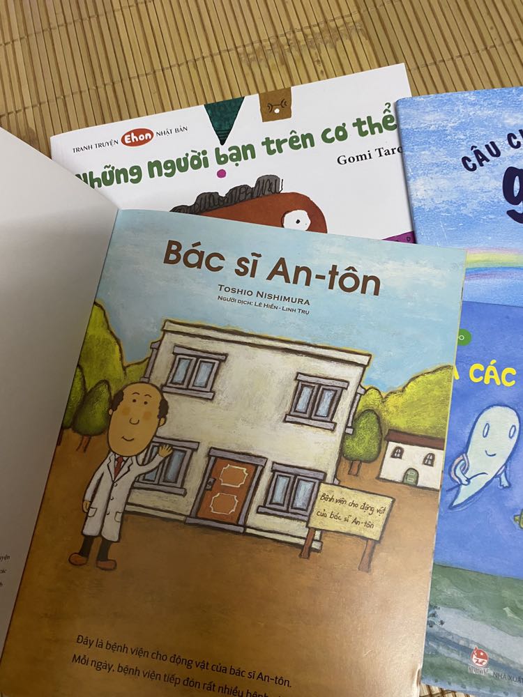 vừa ngồi đọc cho cả con và cháu gái, chăm chú nhìn và học theo cách hỏi của shop tư vấn khiến các bạn nhỏ rất vui