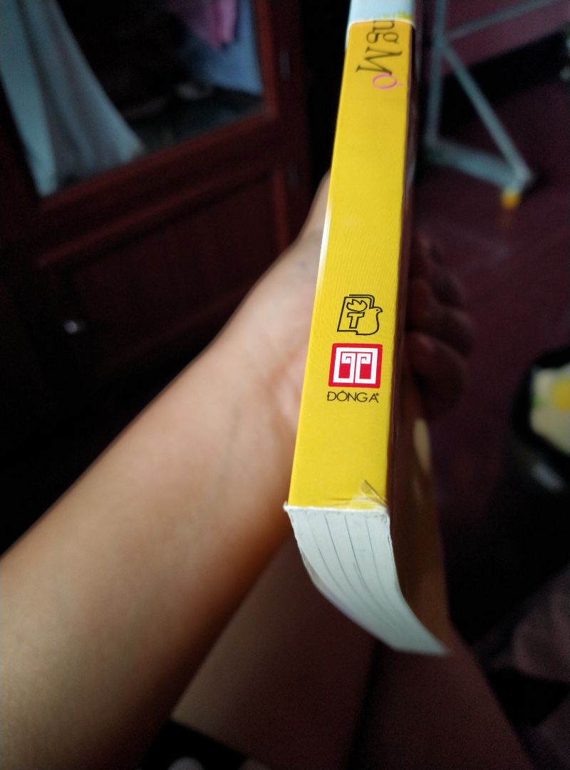 Hàng về nhanh ạ, nhưng sách bị móp méo và lúc em không có nhà nên nhờ bà lấy sách, shipper còn lấy thêm 10k so số với tiền mua nữa, hơi bị thất vọng về lần này ạ :((