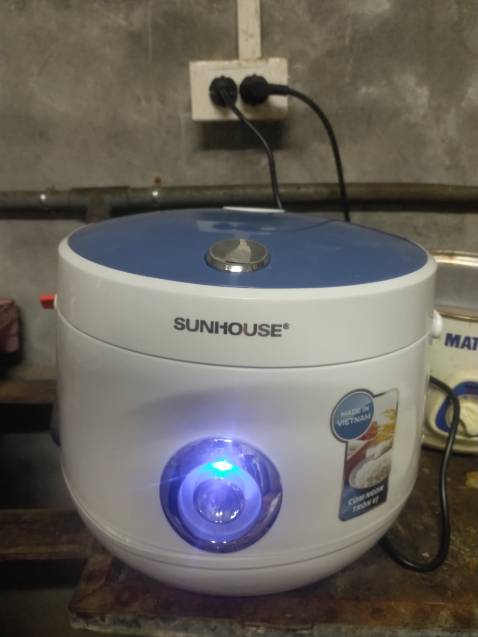 Cơm nấu nhanh ăn ngon, không biết do bên vận chuyển hay lỗi nhà sản xuất mà phần vỏ nồi cơm bị hở.