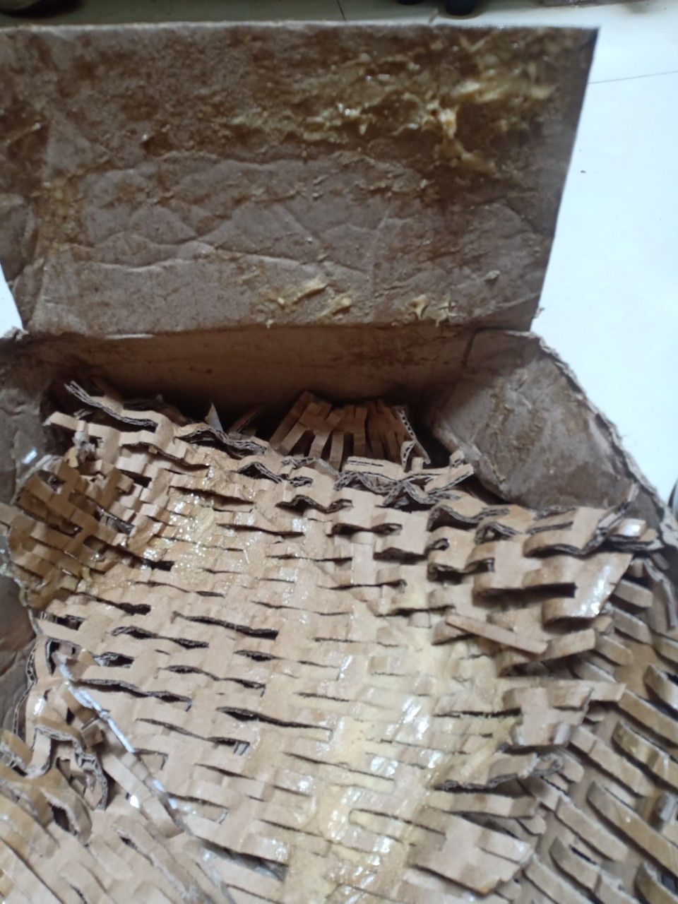 Mua rất nhiều lần sữa gửi về nhà cho mẹ nhưng lần này tiki làm ăn quá chán. Chống sốc kém, hộp sữa thì bị vỡ bục hết cả ra thùng. Chả biết bục từ trước hay giờ do vận chuyển làm bục nữa.