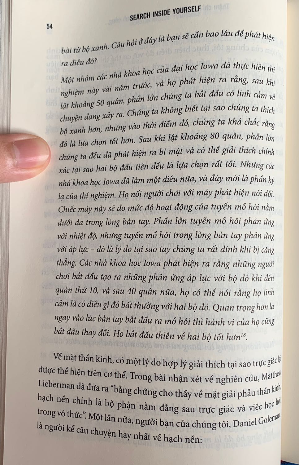 - Về hình thức, tiki giao hàng rất nhanh, đóng gói kỹ, chưa bao giờ tiki làm mình thất vọng
- Về nội dung: khi đọc một cuốn sách nước ngoài, mấu chốt để quyết định cuốn sách đó hay hoặc không, mình cho rằng nó nằm ở dịch giả. Cá nhân mình cho rằng sách chưa được “thổi hồn” khi dịch, cứ như thể câu tiếng Anh dịch sang tiếng Việt rồi đóng thành sách. Cảm giác đọc vô cùng khó chịu và mệt mỏi. Mình rất tiếc vì phải dừng đọc cuốn sách này, hi vọng sau này cơ những bản dịch tốt hơn!