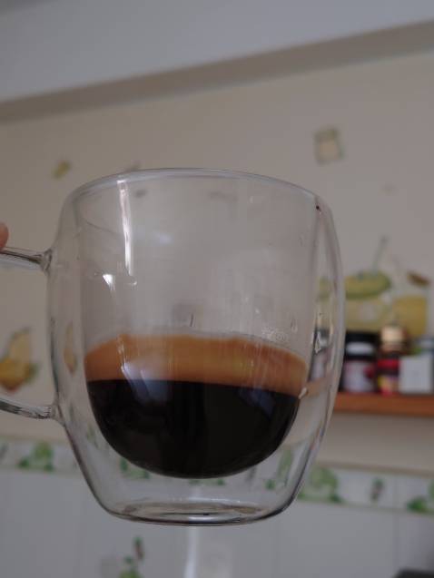 Vị đậm đà mà không hề gắt dù 70% robusta và là medium roast. 
30% arabica giúp mùi vị được cân bằng. Hương thơm bằng 1/3 so với dòng Globo tức là thơm thoang thoảng chứ không nồng nàn nhưng khi pha vẫn rất dậy mùi.
Thời gian chiết suất ngắn tối ưu (~20s) sẽ khó nhận biết được vị đắng gắt tương tự dòng dark roast của Starbucks. Điều này cho thấy chất lượng vùng nguyên liệu và kỹ năng xử lý cà phê của hãng.