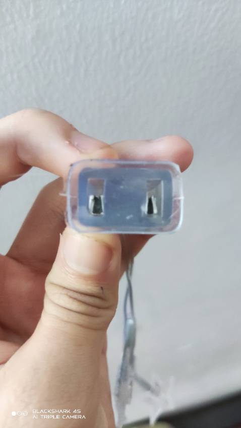 Dây đèn tốt và 2 cục đầu kết nối làm bằng chất liệu này hay bị chảy nhờn và có đầu bị lòi điện ra nên bị giật chỗ đấy