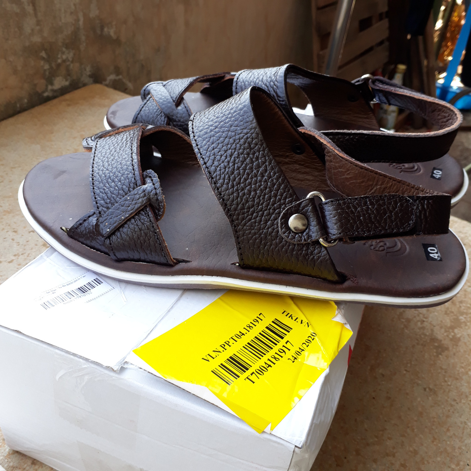 Sandal đi êm, chắc chắn. Quai mềm mại. Shop có hỗ trợ may luôn quai sandal.
Nhưng chắc đang may sandal mà bạn shipper đến lấy hàng nên vội quá đóng hàng luôn.Vì may mới  xong có 1 phía, phía còn lại mới tạo rãnh, chưa may được. Sandal đi êm, chắc chắn. Quai mềm mại. Shop có hỗ trợ may luôn quai sandal.
Nhưng chắc đang may sandal mà bạn shipper đến lấy hàng nên vội quá đóng hàng luôn.Vì may mới  xong có 1 phía, phía còn lại mới tạo rãnh, chưa may được.