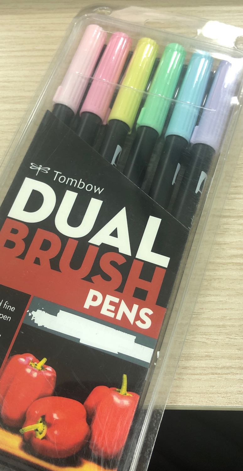 Mới *** thử 2 màu, dễ sử dụng, màu đẹp, nhưng vỏ hộp thì lại không giống hình, không biết có vấn đề gì không