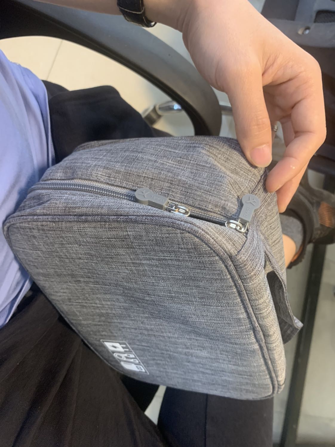 Túi phụ kiện đẹp như quảng cáo, chất liệu  dày dặn, đường may kỹ càng có độ hoàn thiện rất cao, ko có chỉ thừa
Tiki giao hàng nhanh, đóng hàng cẩn thận, cho 5 sao nhé