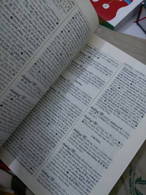 Tự điển tốt. Giấy mềm mỏng nhưng dai nên không lo rách, lại được cái từ điển mỏng. 2000 trang nhưng nhờ giấy xịn mà mỏng hơn cả cuốn 1000 trang thông thường. Giải nghĩa chi tiết. Vượt quá kỳ vọng.