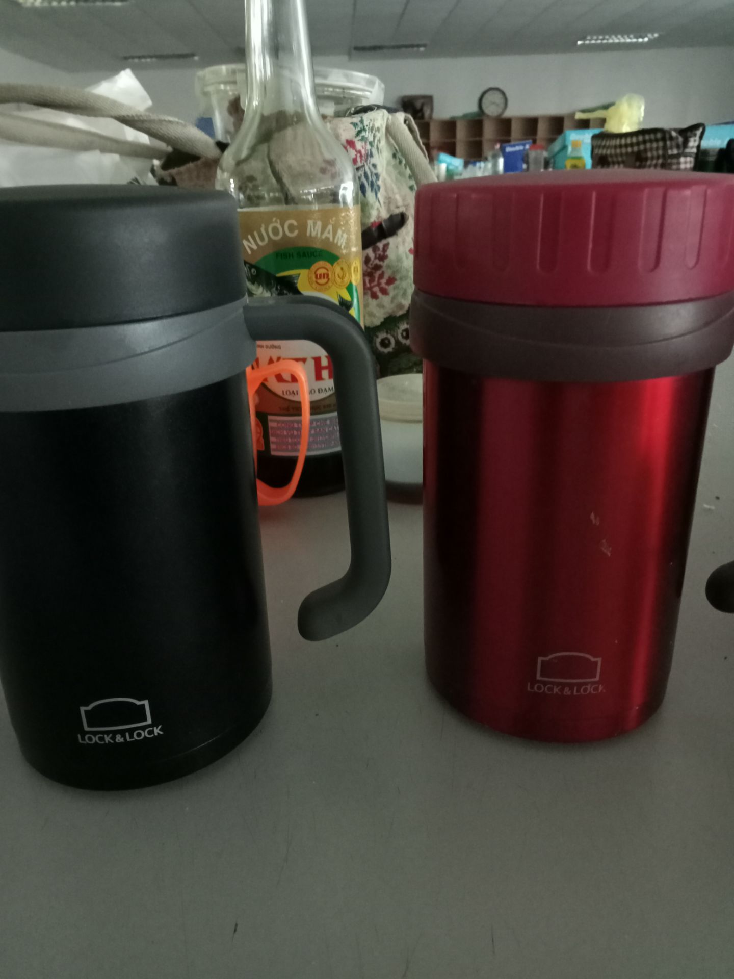 hàng o hiện thông tin khi tra mã vạch mà chỉ hiện của trung quốc.hàng o giữ nhiệt . cái màu đen là mùa ở tiki còn  bạn t mua cái màu đỏ ở chỗ khác giá đắt hơn đây, mẫu mã cũng khác  nhưng nóng bốc khói nghi ngút.của mình ham sale 169 k mà để từ sáng đến trưa nước sôi sục mà chỉ còn ấm  .tiki xem lại shop này chứ mình mua nhìu lần rùi lần này thấy o trả đc mã vạch thấy mất niềm tin  quá