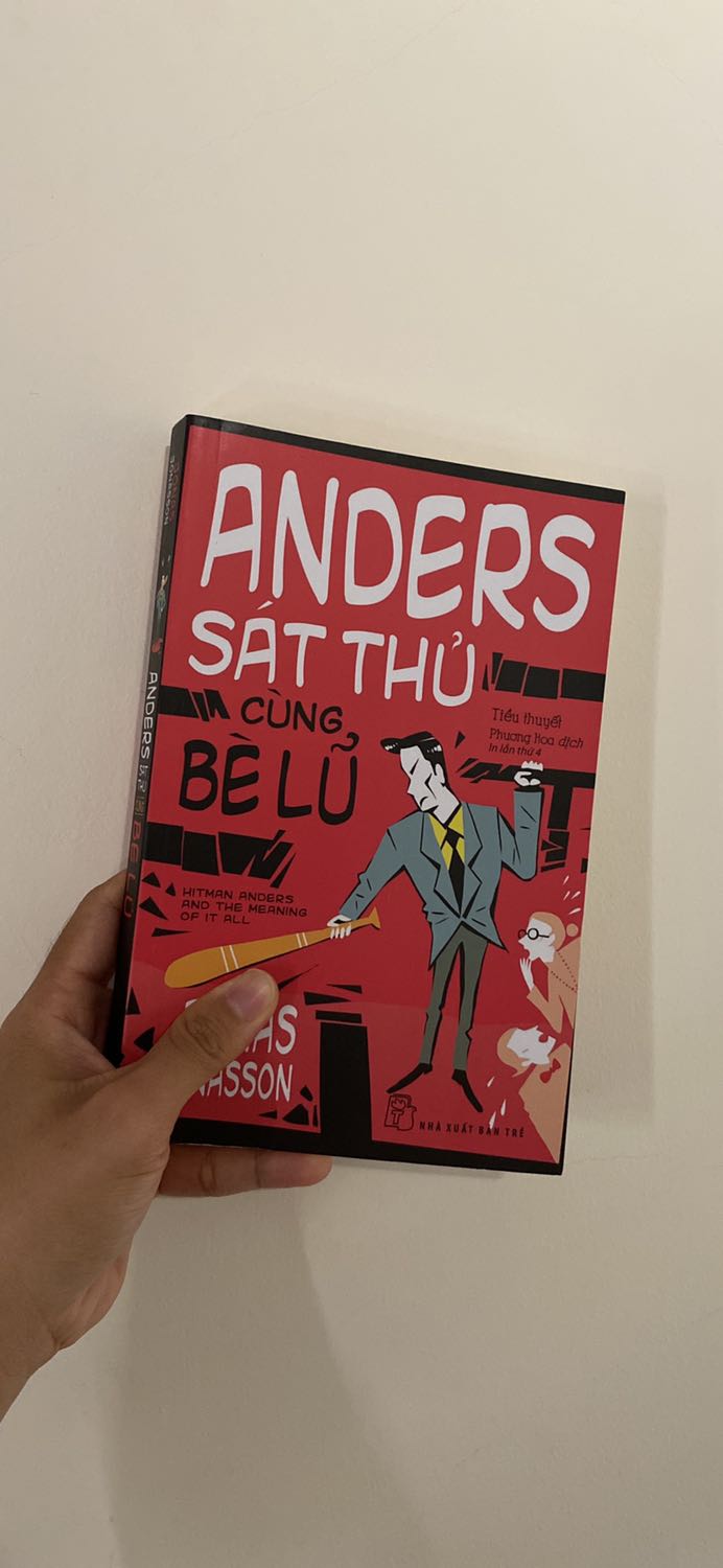 Mình khá là thích tác giả Jonas Jonasson và tác phẩm của ông. Chủ yếu là sách của ông thường có bìa sách rất bắt mắt nên mình thích lắm, còn phần nội dung thì theo mình là không có gì nổi bật. Giọng văn, lối diễn đạt châm biếm của tác giả rất tốt, đọc giải trí thì cực kỳ là ok.