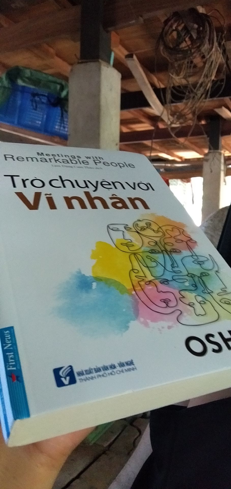 Giao hàng nhanh , sách rất đẹp còn nội dung thì quá tuyệt vời , quan điểm của Osho luôn làm cho chúng ta phải kinh ngạc , làm cho nhân sinh quan của chúng ta bị đảo lộn . Qua hai mươi phần trong sách mỗi phần phân tích cuộc đời của những Vĩ nhân như : Đức Phật , Jesus , Lão Tử , Krishnamurti  ,Pythagoras ... Từ  Tây sang Đông Osho đã đưa chúng ta vào kho tàng kiến thức cũng như cảm nhận và tư tưởng của ông về các ngài. Đây là cuốn sách đáng đọc nhất , chúc các bạn đọc sách vui vẻ ! Giao hàng nhanh , sách rất đẹp còn nội dung thì quá tuyệt vời , quan điểm của Osho luôn làm cho chúng ta phải kinh ngạc , làm cho nhân sinh quan của chúng ta bị đảo lộn . Qua hai mươi phần trong sách mỗi phần phân tích cuộc đời của những Vĩ nhân như : Đức Phật , Jesus , Lão Tử , Krishnamurti  ,Pythagoras ... Từ  Tây sang Đông Osho đã đưa chúng ta vào kho tàng kiến thức cũng như cảm nhận và tư tưởng của ông về các ngài. Đây là cuốn sách đáng đọc nhất , chúc các bạn đọc sách vui vẻ !