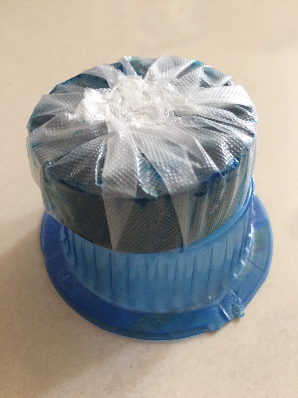 Viên to hơn mình tưởng tượng, vỉ 2 viên như hình, khi dùng nước chuyển màu xanh nhìn dễ chịu hơn mấy loại trước mình dùng, đỡ mùi hôi