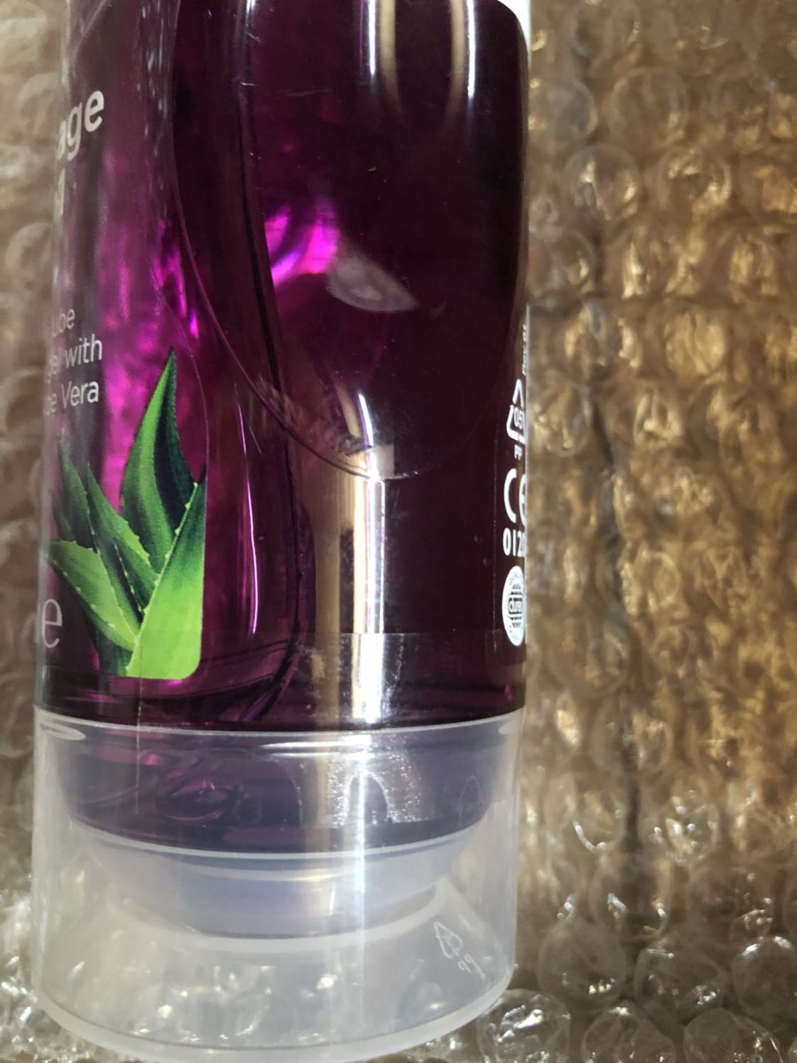 Tôi rất hài lòng về Tiki lên đơn hàng nhanh chóng, đóng hộp ko ghi tên sản phẩm chỉ ghi tên người nhận, địa chỉ nhận nhàm giúp người mua yên tâm kín đáo tế nhị... Tiki còn cẩn thận đóng gói thêm màng xốp hơi để sản phẩm không bị xốc mạnh khi vận chuyển. Tôi đã từng mua nhiều sản phẩm của Tiki phân phối đều rất hài lòng, không có vấn đề gì. Còn về k có tem nghiêm phong chai gel bôi trơn vì mình có lên các siêu thị, nhà thuốc... có bán chai gel bôi trơn Durex đều chỉ có miếng dán keo như hình này có nắp chai Durex thôi. Mọi người không phải lo lắng nhiều. Tôi mua đúng dịp Tiki khuyến mãi giảm giá ngày hội sinh nhật 9 tuổi của Tiki. Lần sau tôi nhất định mua thêm bên Tiki. Cảm ơn Tiki đã hỗ trợ và giao hàng nhanh...