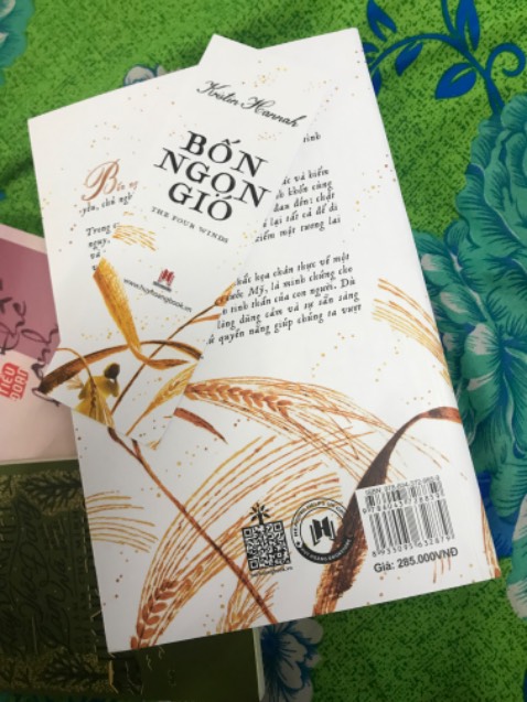 Rất thích tiểu thuyết Sơn Ca Vẫn Hót của tác giả này nên tiểu thuyết Bốn Ngọn Gió vừa được lên kệ là tôi rước em ấy về nhà luôn. Một tiểu thuyết tráng lệ về tình yêu, lý tưởng sống, lòng dũng cảm và niềm hy vọng. 

Đối mặt với sự khốc liệt của thiên nhiên hay bỏ lại tất cả để đi cư đến vùng đất mới để tìm kiếm một tương lai tươi sáng hơn? Nơi đâu cũng có muôn vàn khó khăn và thử thách. Dám hay không dám? 

“Chúng ta tìm thấy sức mạnh từ chính nỗi tuyệt vọng mà ta buộc phải gánh chịu. Chúng ta sẽ trở nên kiên cường.”

Tiki giao siêu tốc. Sách mới tinh, nguyên sealed.