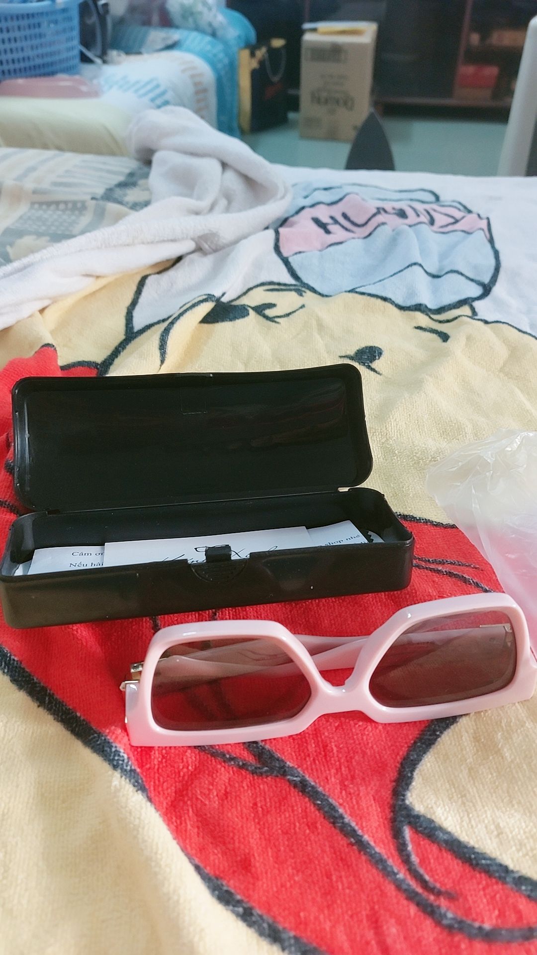 kính đẹp có hộp có lời cảm ơn rất hài lòng sẽ tiếp tục ủng hộ