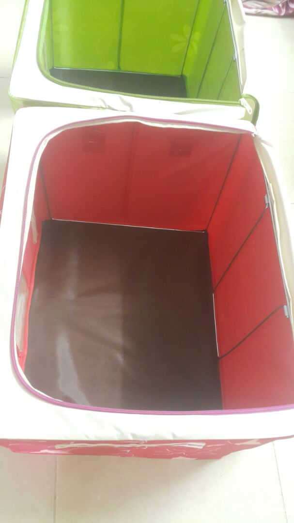 Mình thấy mọi người nhận xét không nên mua lần 2 vì dễ gặp phải sản phẩm lỗi nên mua 1 lúc 2 cái luôn. Chất vải khá dày dặn, khung sắt hơi mong chút nhưng vẫn dùng ổn. Sản phẩm mình nhận được 1 cái Ok, 1 cái thì đáy mùa đỏ có các vết lỗ nhỏ như hình nhưng hiện tại mình thấy không có vấn đề gì.