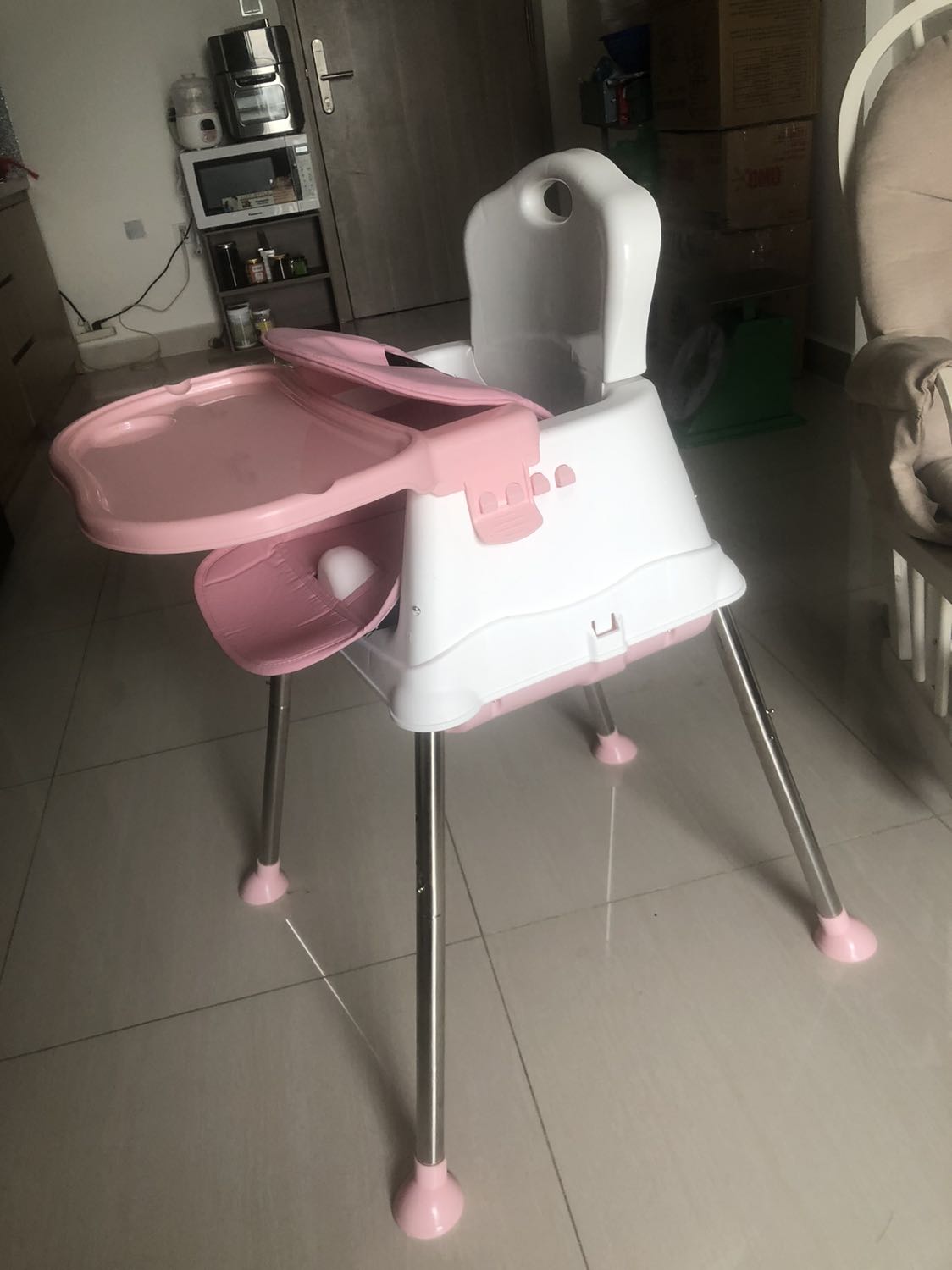 Ghế không giống hình, yếu, bọc nệm không gắn vào lưng ghế được, rung lắc, chân inox không sơn giống hình, rất bực mình khi nhận được sản phẩm sai, mặt bàn vị trí gắn bàn cũng khác. 😤 không có miếng đựng đồ dưới vị trí ngồi như hình.