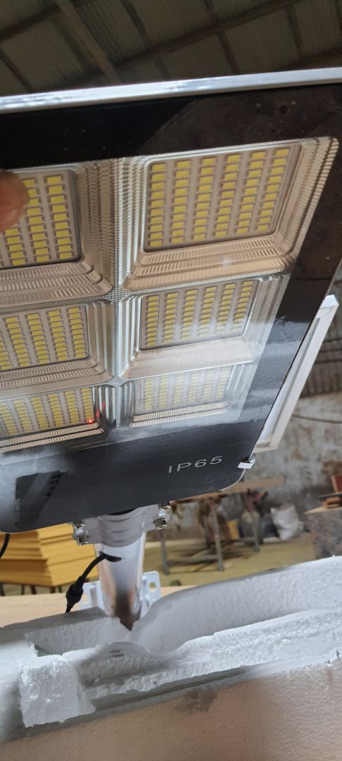 tấm pin không đúng  kích thước, không có  tem,nhãn mác, không một  thông tin nhà sản xuất .